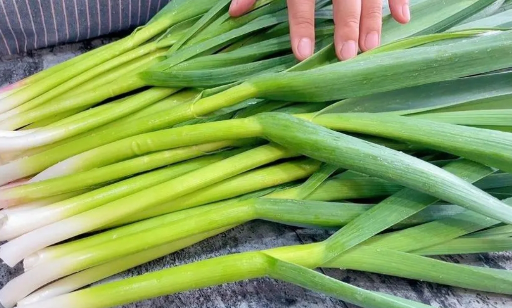 蒜苗有藍(lán)色殘留物有毒嗎？藍(lán)色“毒”影與安全隱患真相揭秘。